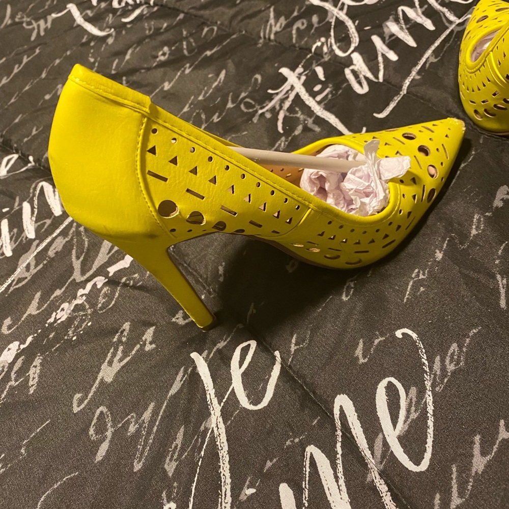 Yellow 4” heels size 6 - Picture 5 of 6